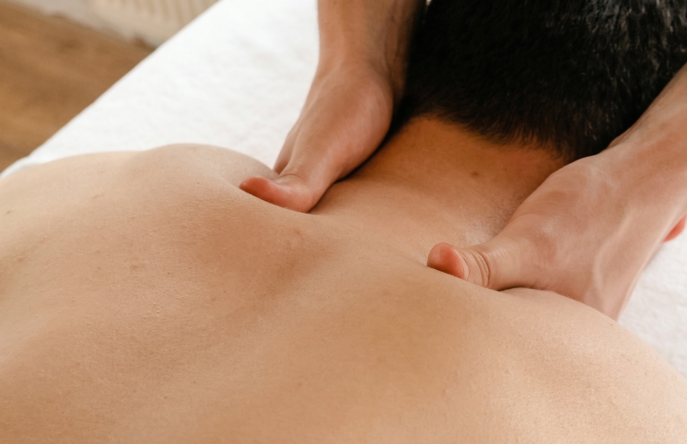 Neck & Shoulder Massage - photo 2